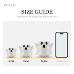 Illustration: size guide showing the little boo ghost keychain at 6, 8 and 10 cm next to a phone