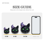 Illustration: size guide showing the midnight witch cat keychain at 6, 8 and 10 cm next to a phone