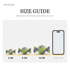 Illustration: size guide showing the trick-or-treat candy keychain at 6, 8 and 10 cm next to a phone
