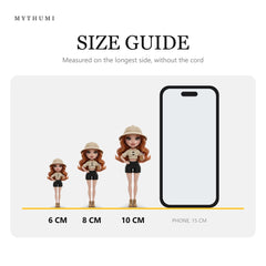 Illustration: size guide showing the safari explorer fashion doll keychain at 6, 8 and 10 cm next to a phone